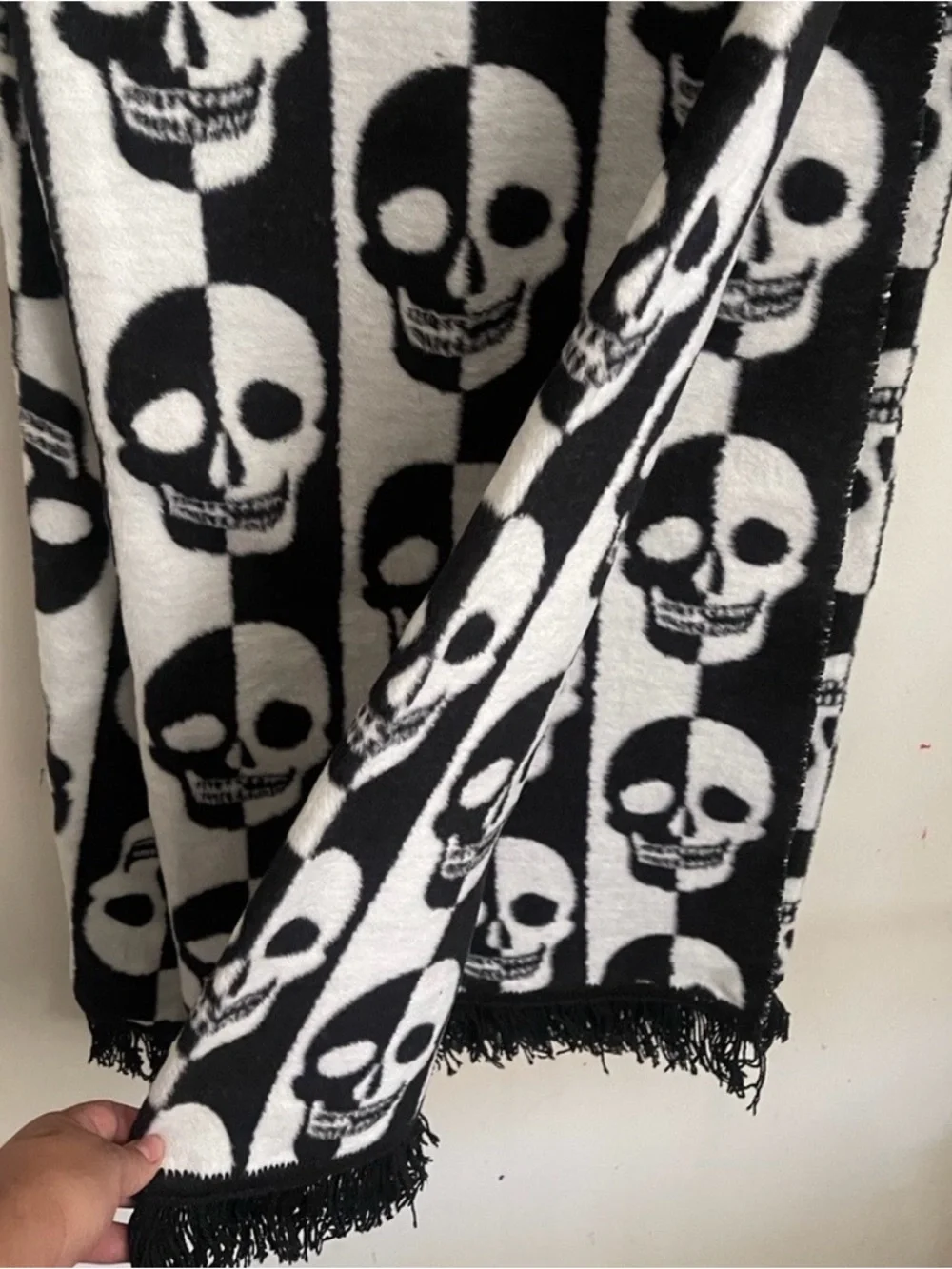 Docofil Black & White Skull Throw